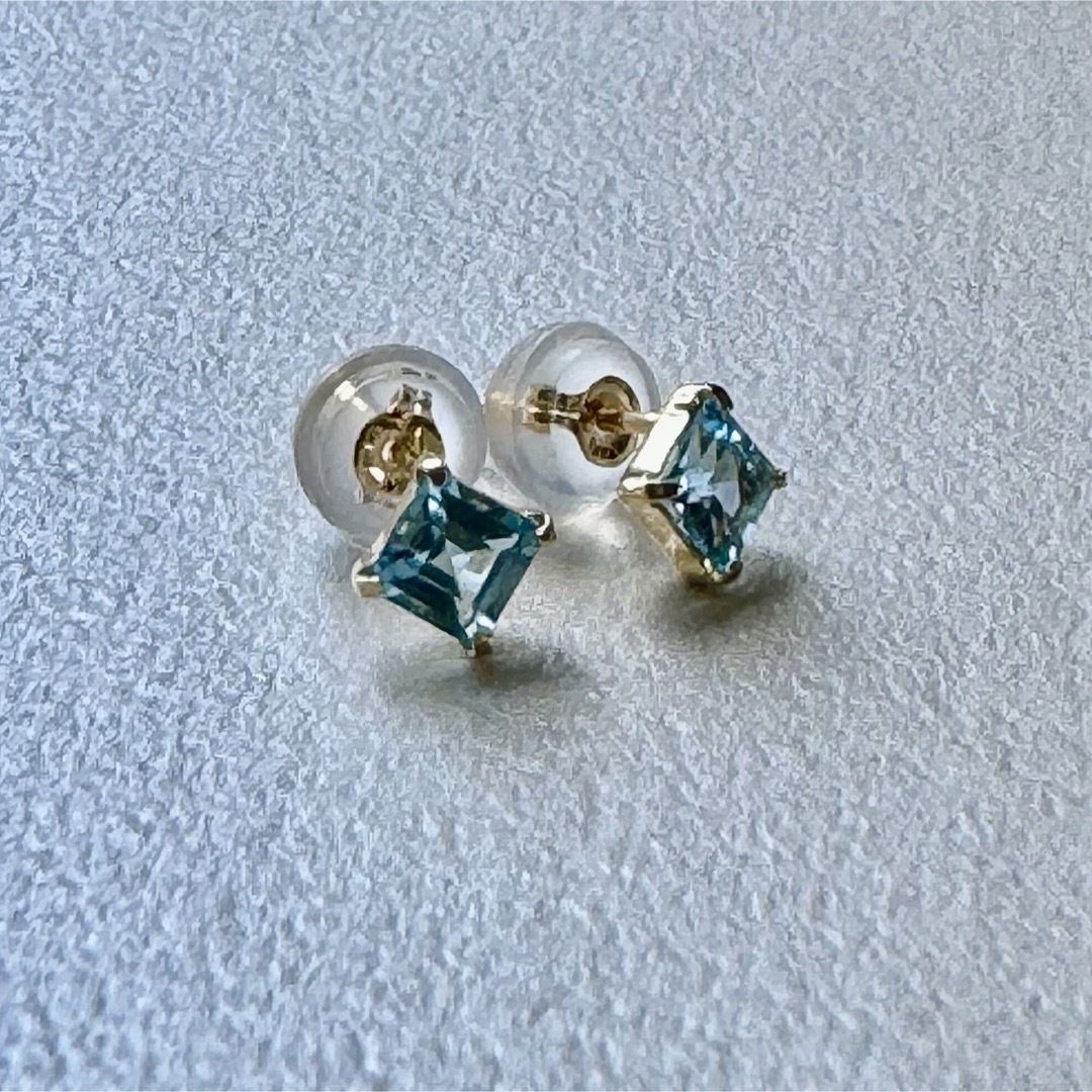 K18ピアス　ブルートパーズ3.5mm角K18シリコンキャッチ付き！ メンズのアクセサリー(ピアス(両耳用))の商品写真