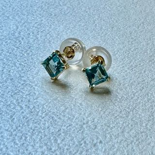 K18ピアス　ブルートパーズ3.5mm角K18シリコンキャッチ付き！(ピアス(両耳用))