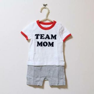 ベビーギャップ(babyGAP)のbabyGAP♡新品♡７０♡セパレート風ロンパース・TEAM MOM(ロンパース)