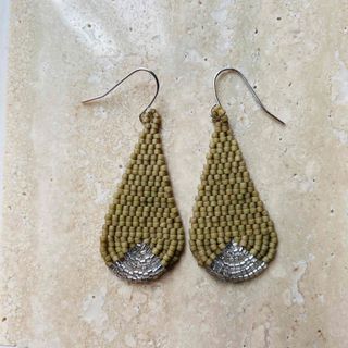 handmade デリカビーズピアス　イヤリング　しずく　カーキ×シルバー(ピアス)