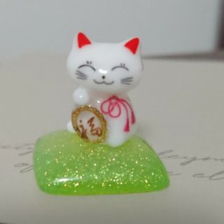 P720 レジン 招き猫 座布団 福 白 グリーン 置物(インテリア雑貨)