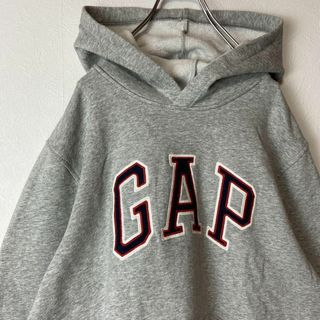 ギャップ(GAP)の【白タグ、ビッグ刺繍ロゴパーカー◎】GAP古着グレーM長袖裏起毛アーチロゴ人気(パーカー)