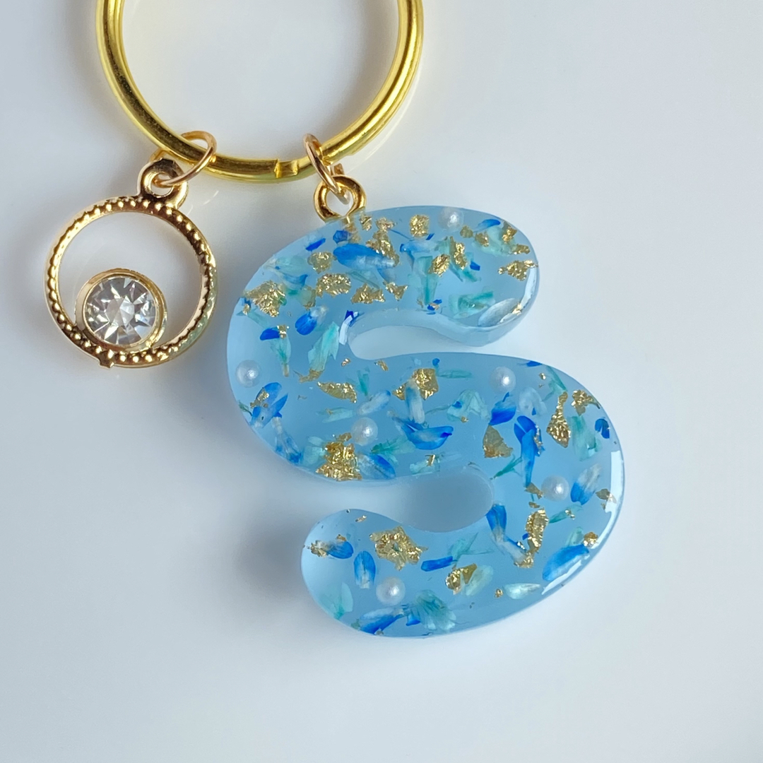 ☆GWセール☆ No.21 イニシャルキーホルダー S レジン 水色 ☆GWセール☆ No.21 イニシャルキーホルダー S レジン 水色