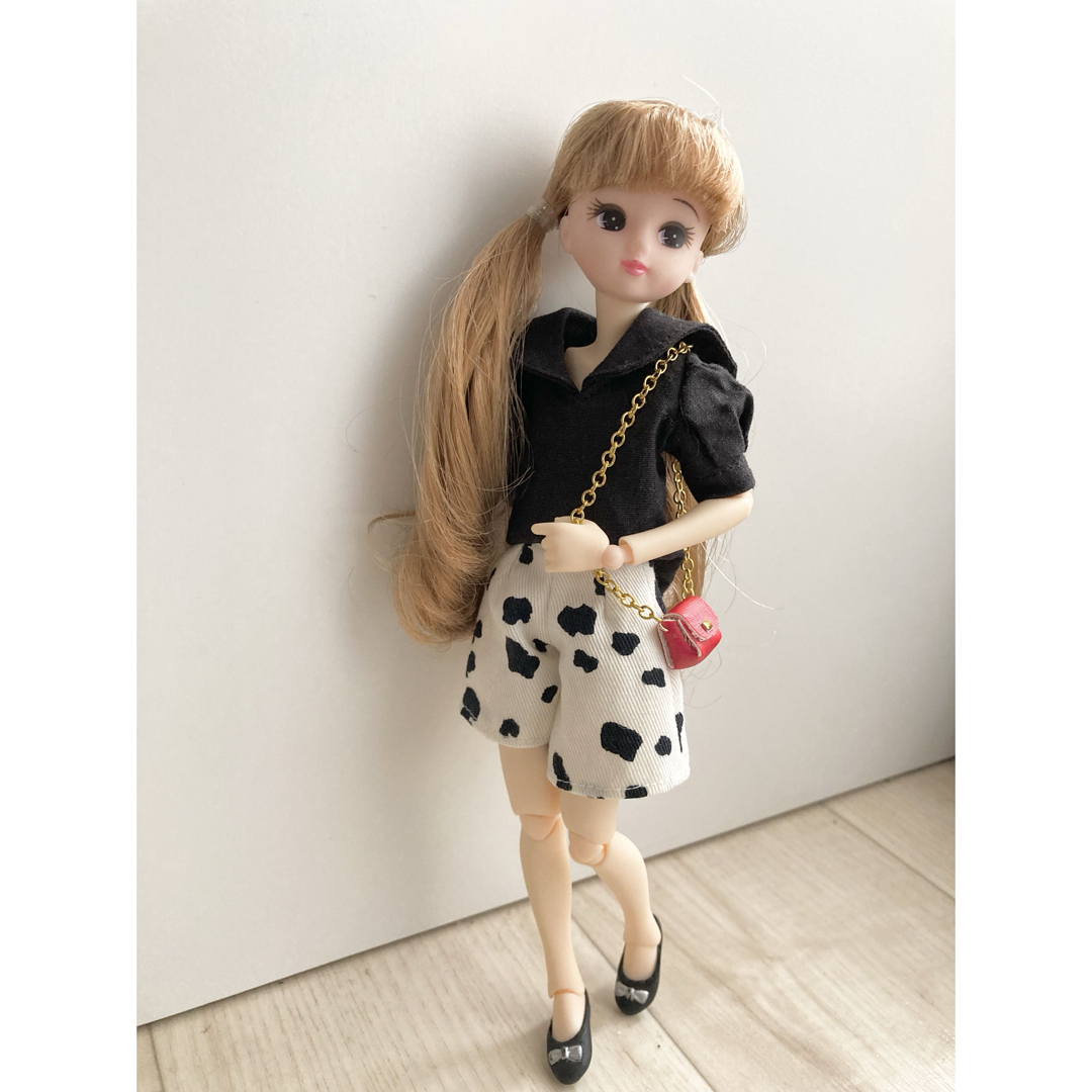 リカちゃんアウトフィット（黒ブラウスとショートパンツ） ハンドメイドのぬいぐるみ/人形(人形)の商品写真