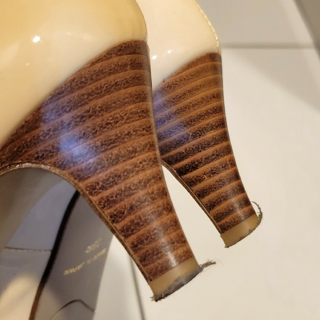 Akakura(アカクラ)のビジネスに最適【アカクラ ALAGE】エナメル パンプス ベージュ 23.5cm レディースの靴/シューズ(ハイヒール/パンプス)の商品写真