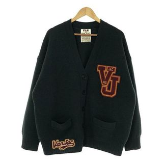 アンスクリア(INSCRIRE)のINSCRIRE / アンスクリア | 2022AW | VAN LETTERD CARDIGAN ワッペン レタード Vネック ニットカーディガン | グリーン | レディース(カーディガン)