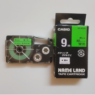 【中古テープ】CASIO ネームランドテープ 9㎜蛍光緑テープに黒文字１個