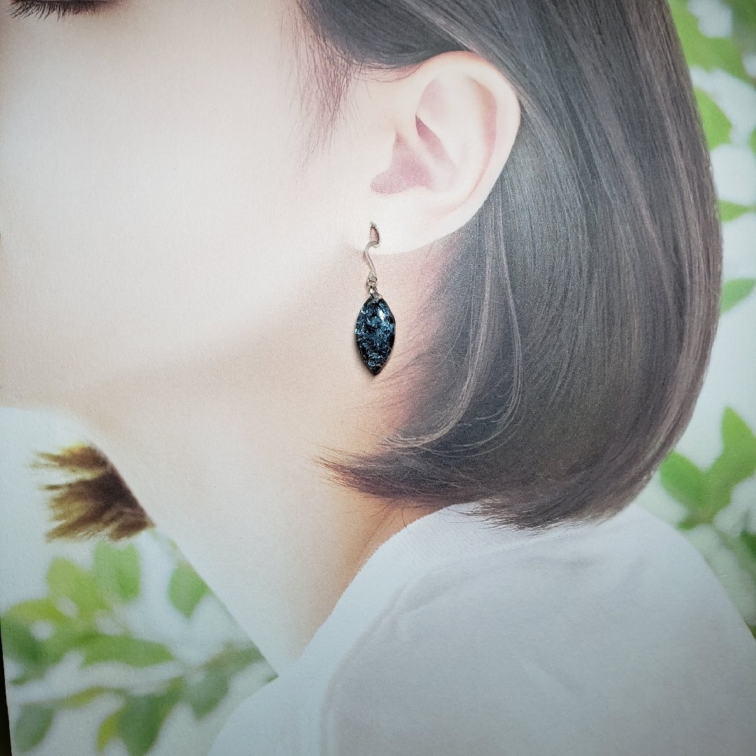 No.1532-B　琉球ガラス♡ブラックバック☆ピアス・イヤリング(スカイブルー ハンドメイドのアクセサリー(ピアス)の商品写真