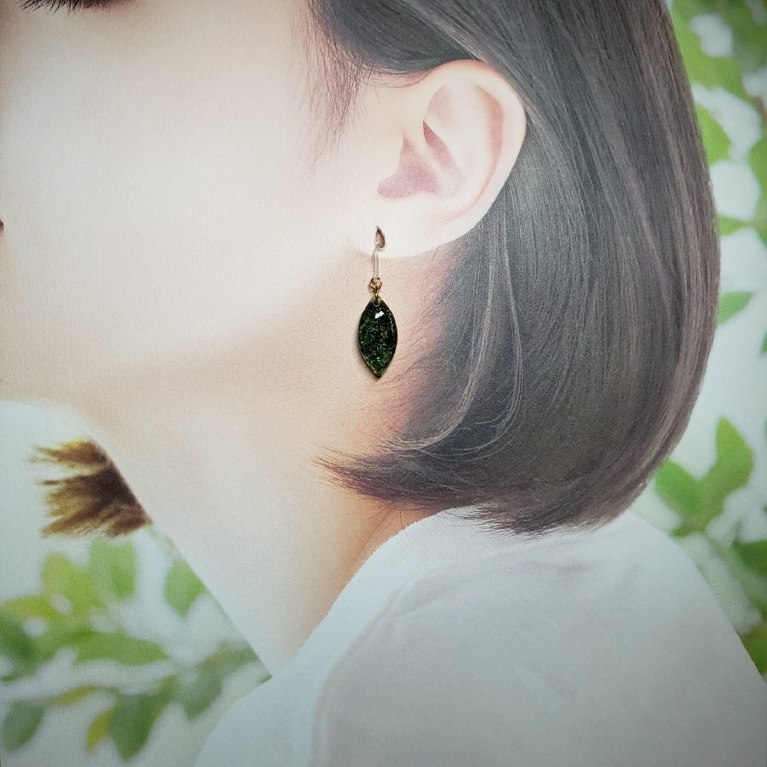 No.1532-C　琉球ガラス♡ブラックバック☆ピアス・イヤリング(グリーン) ハンドメイドのアクセサリー(ピアス)の商品写真