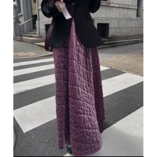 アメリヴィンテージ(Ameri VINTAGE)のMOTIF VELOUR QUILTING FLARE SKIRT(ロングスカート)