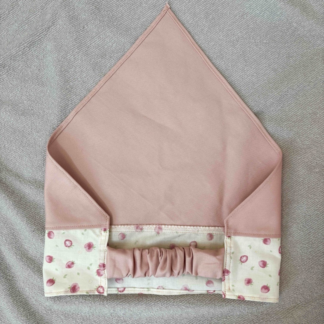 キッズエプロン&三角巾　2点セット　ハンドメイド　いちご　ピンク ハンドメイドのキッズ/ベビー(ファッション雑貨)の商品写真