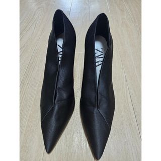 ザラ(ZARA)の新品、未使用　ZARA　パンプス　黒　24.5センチ(ハイヒール/パンプス)