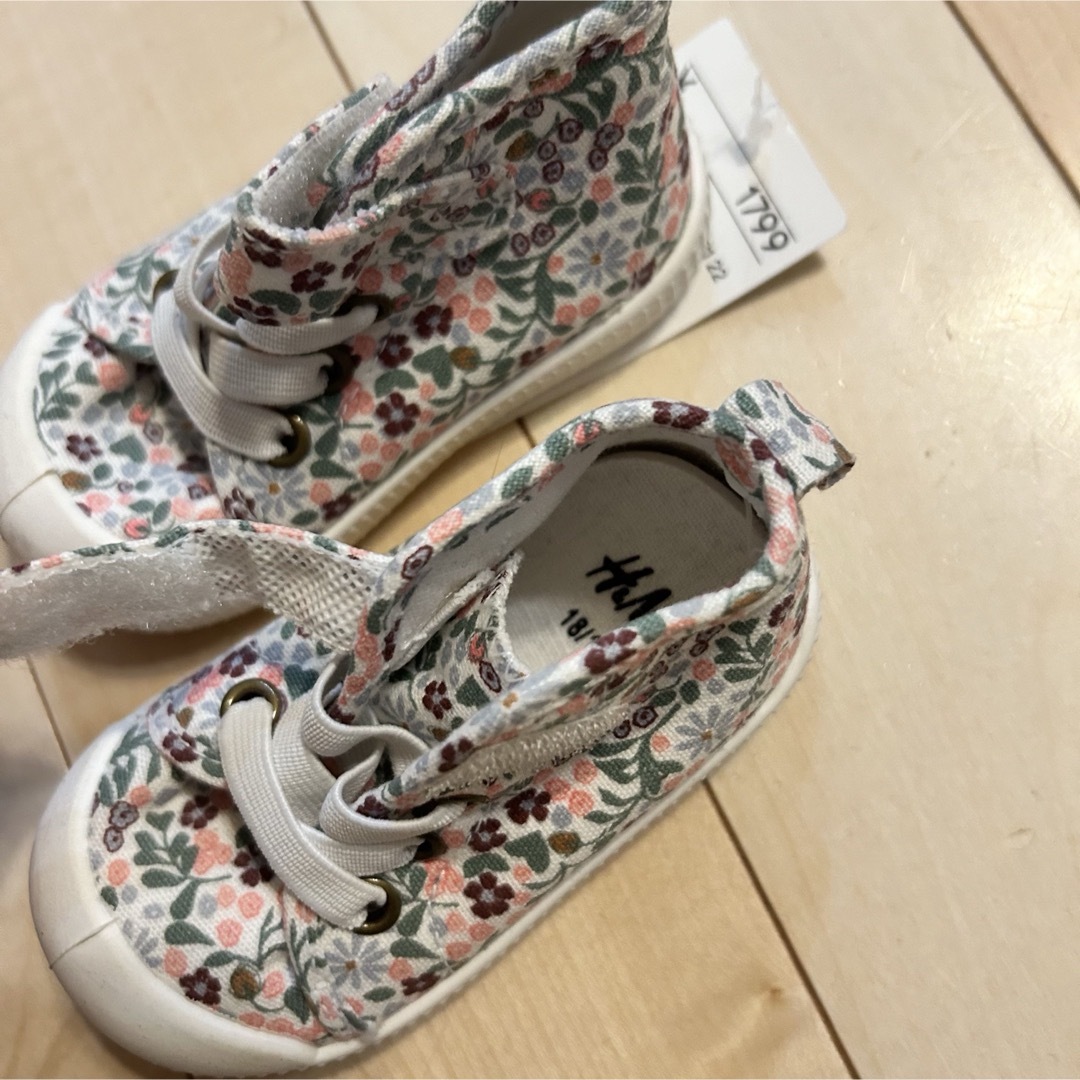 H&M(エイチアンドエム)の⭐︎新品　H&M スニーカー  花柄　12cm キッズ/ベビー/マタニティのベビー靴/シューズ(~14cm)(スニーカー)の商品写真