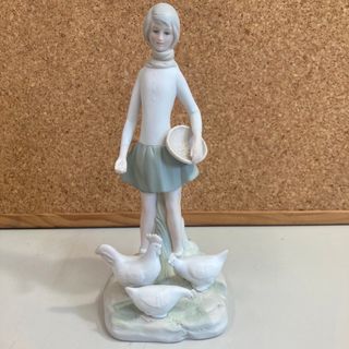 美品　置物　女の子　バスケット　鶏　ヴィンテージ　陶磁器　刻印 陶器人形 人形 (陶芸)