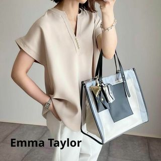 エマテイラー(Emma Taylor)のEmma Taylor イージーケアパール釦キーネックブラウス ベージュ(シャツ/ブラウス(半袖/袖なし))