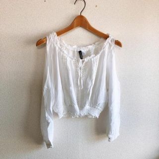 H&M - H&M♡1回着用のみ♡二の腕出しレーストップス♡ホワイト32♡旅行♡エイチ&エム