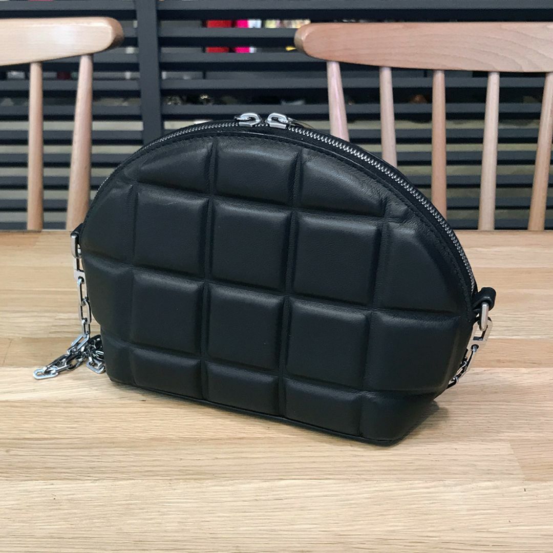 Bottega Veneta(ボッテガヴェネタ)の超美品 ボッテガヴェネタ パデットハーフムーン 斜め掛けショルダーバッグ 黒 レディースのバッグ(ショルダーバッグ)の商品写真