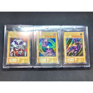 ユウギオウ(遊戯王)の【美品級、遊戯使用初期ウルトラ3枚セット】デーモンの召喚　ブラックマジシャン　暗黒騎士ガイア(シングルカード)