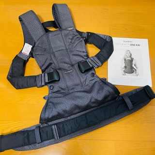 ベビービョルン(BABYBJORN)のBABYBJORN ONE KAI AIR 抱っこ紐 ネイビー(抱っこひも/おんぶひも)