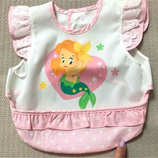 ディズニー(Disney)のディズニー　アリエルフリル食事エプロン　新品　訳あり(ベビースタイ/よだれかけ)