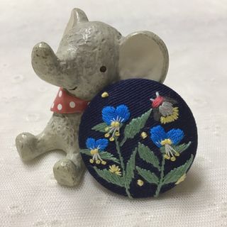 露草とホタル　手刺繍ブローチ、ヘアゴム 、ペンダントにも　ネイビー　ハンドメイド(コサージュ/ブローチ)