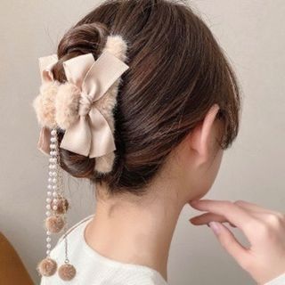 【人気】もこもこ　ヘアクリップ　リボン　バレッタ　ふわふわ　パール　ベージュ(バレッタ/ヘアクリップ)