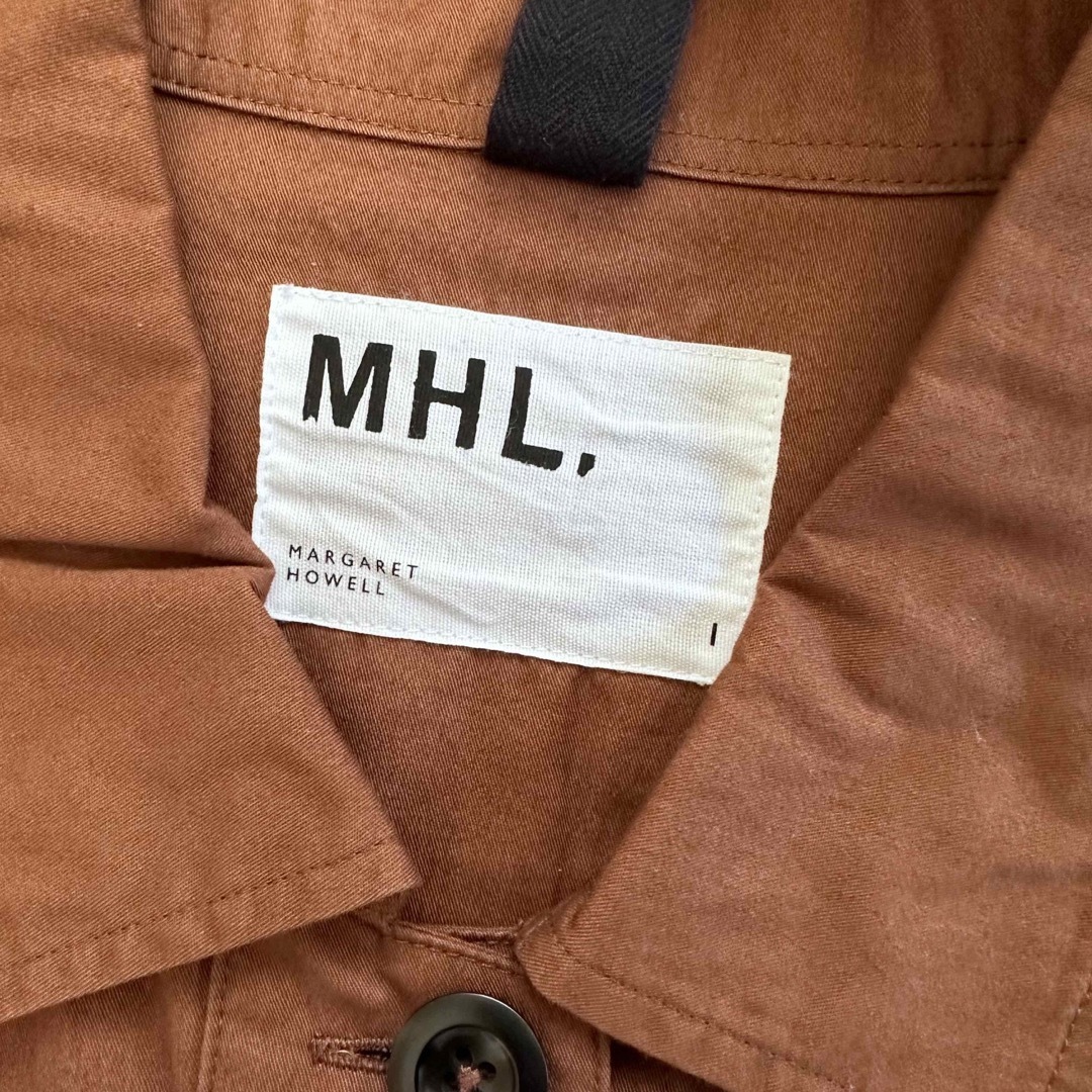 MHL.(エムエイチエル)のMHL. エムエイチエル シャツワンピース ロング丈 コットン 長袖 ブラウン レディースのワンピース(ロングワンピース/マキシワンピース)の商品写真