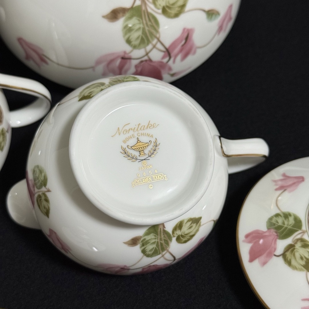 Noritake(ノリタケ)の【美品】ノリタケ　シクラメンタッチ　ティーポット　シュガーポット　クリーマー インテリア/住まい/日用品のキッチン/食器(食器)の商品写真