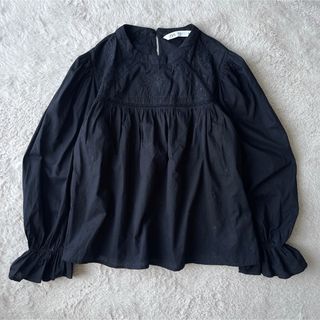 ザラ(ZARA)のザラ　ZARA   コットンレース　刺繍　ボリュームスリーブ　ブラウス　黒　M(シャツ/ブラウス(長袖/七分))