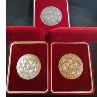 天皇陛下御在位六十年記念貨幣発行記念純銀メダル1986年３個　純銀総重量360g