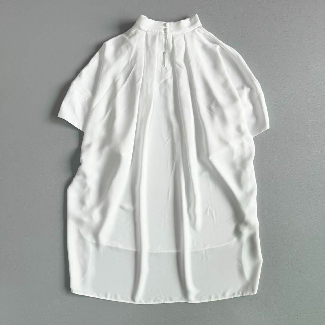 ADORE(アドーア)の美品　ADORE 　アドーア　 クールデシンブラウス　ホワイト　白　ボータイ レディースのトップス(シャツ/ブラウス(半袖/袖なし))の商品写真