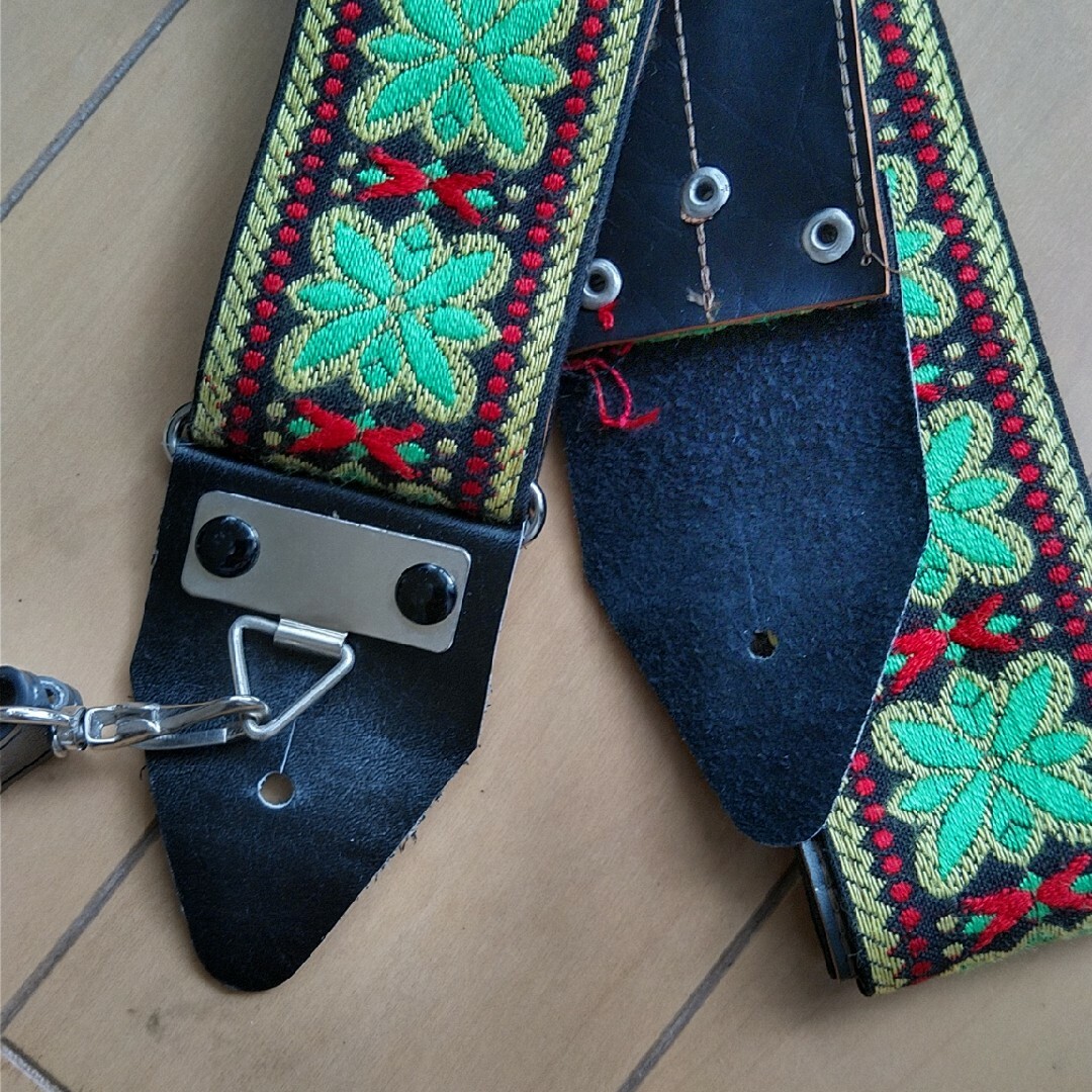 刺繍柄　ヴィンテージギターストラップ　未使用 楽器のギター(ストラップ)の商品写真