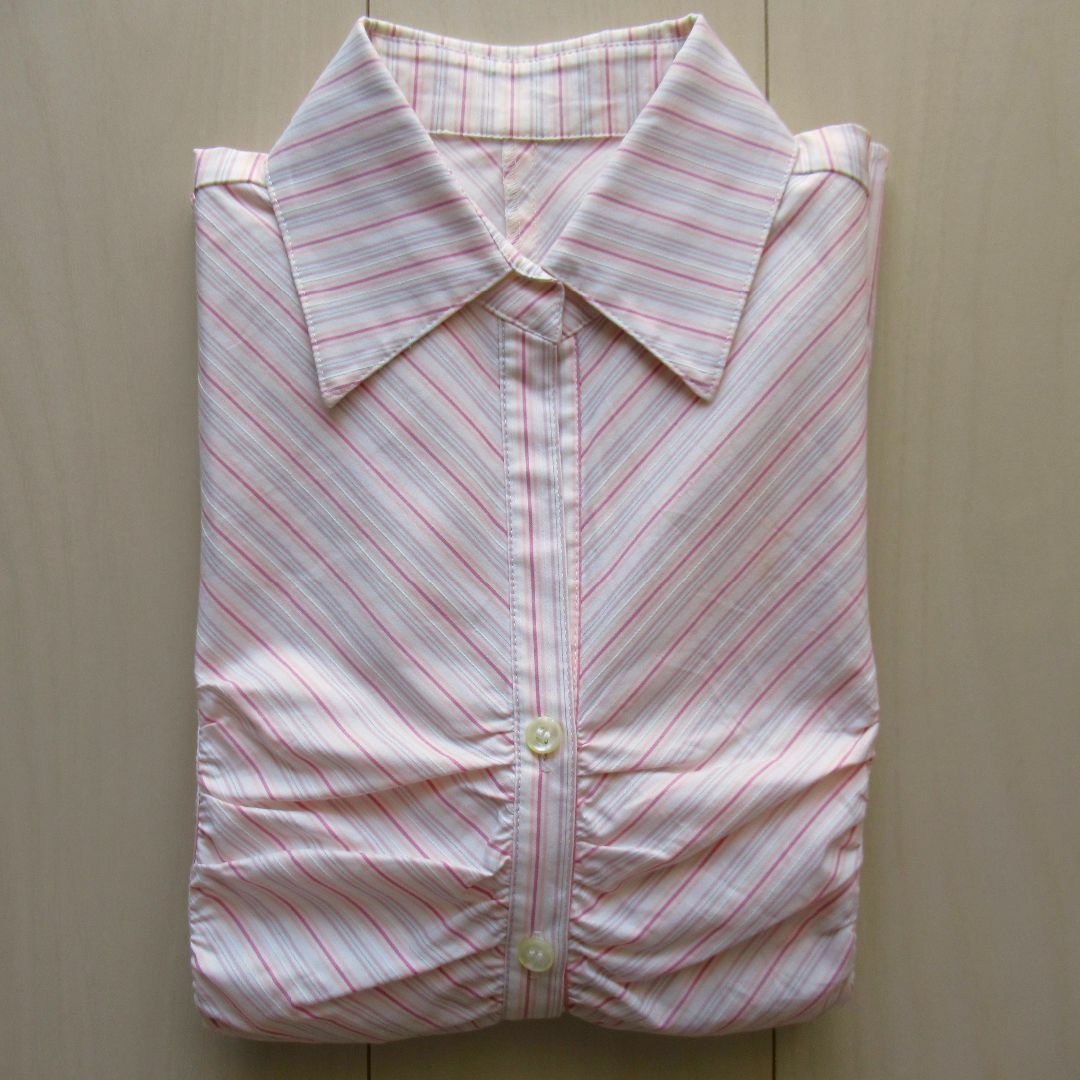 未使用◆ワイシャツ七分袖　胸ギャザー（ピンク系縞／サイズ11AR／綿69%） レディースのトップス(シャツ/ブラウス(長袖/七分))の商品写真