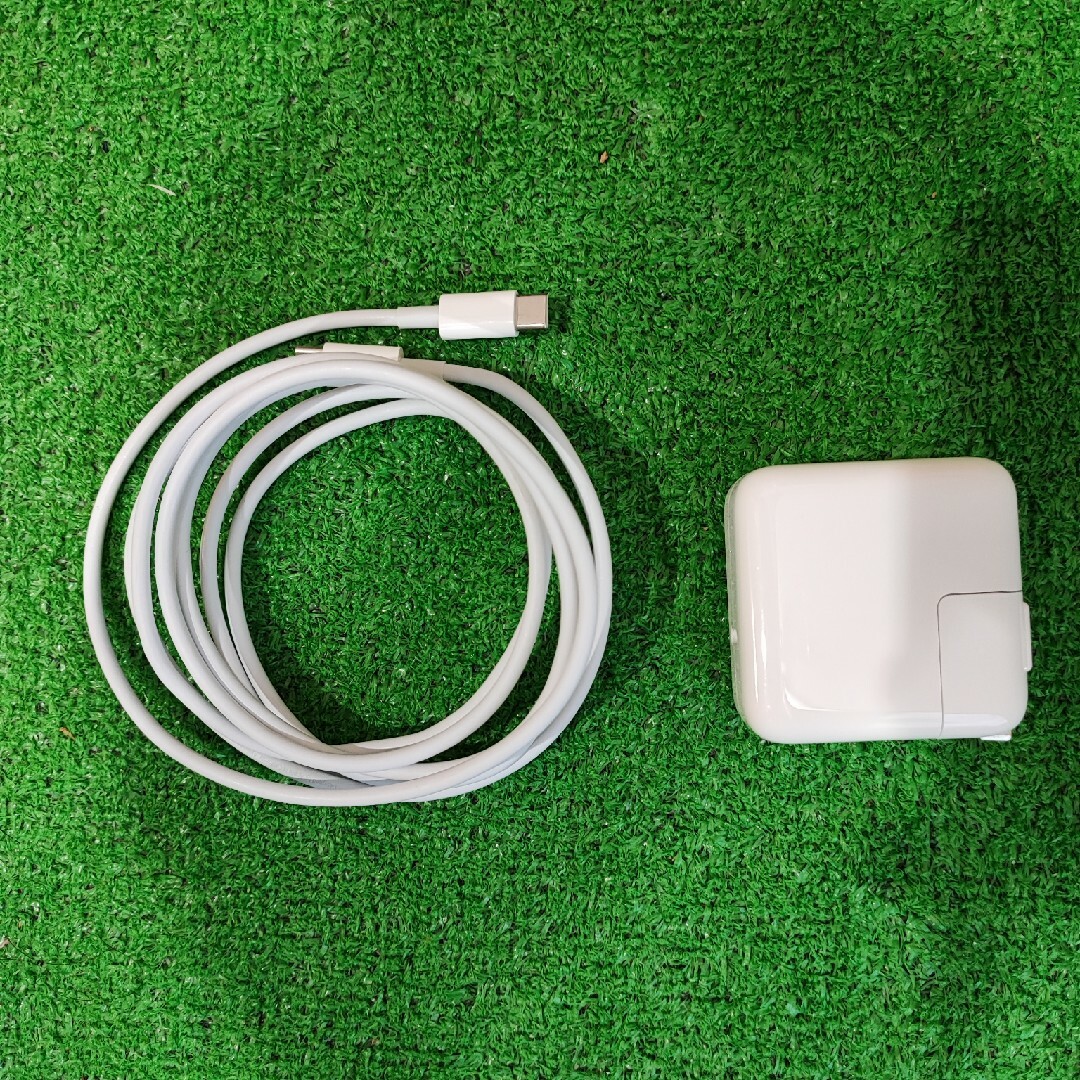 Apple(アップル)のAPPLE 30W USB-C 電源アダプタ 　コード スマホ/家電/カメラのPC/タブレット(PC周辺機器)の商品写真