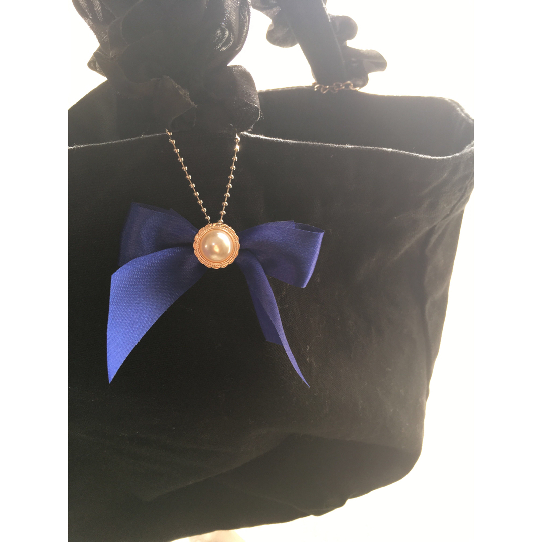 【ハンドメイド】青リボンチャーム、キーホルダー レディースのファッション小物(キーホルダー)の商品写真