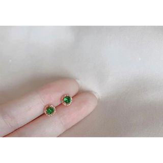 ピアス　エメラルドフラワー(ピアス)