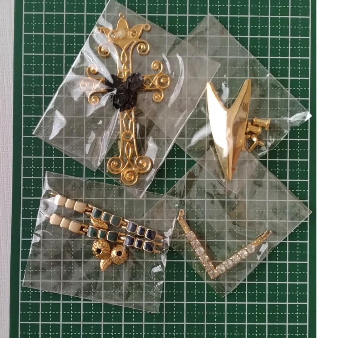 ゴールドパーツ　ハート　バレリーナ　ハイヒール　犬　キリン　星　クロス　バッグ ハンドメイドの素材/材料(各種パーツ)の商品写真