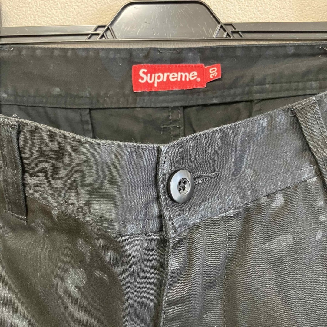 Supreme(シュプリーム)の込★Supreme 迷彩ブラックカーゴショーツ★30インチ メンズのパンツ(ショートパンツ)の商品写真