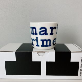 マリメッコ(marimekko)の【新品•未使用】marimekko 日本限定　ロゴ　ラテマグ　ホワイト×ネイビー(グラス/カップ)