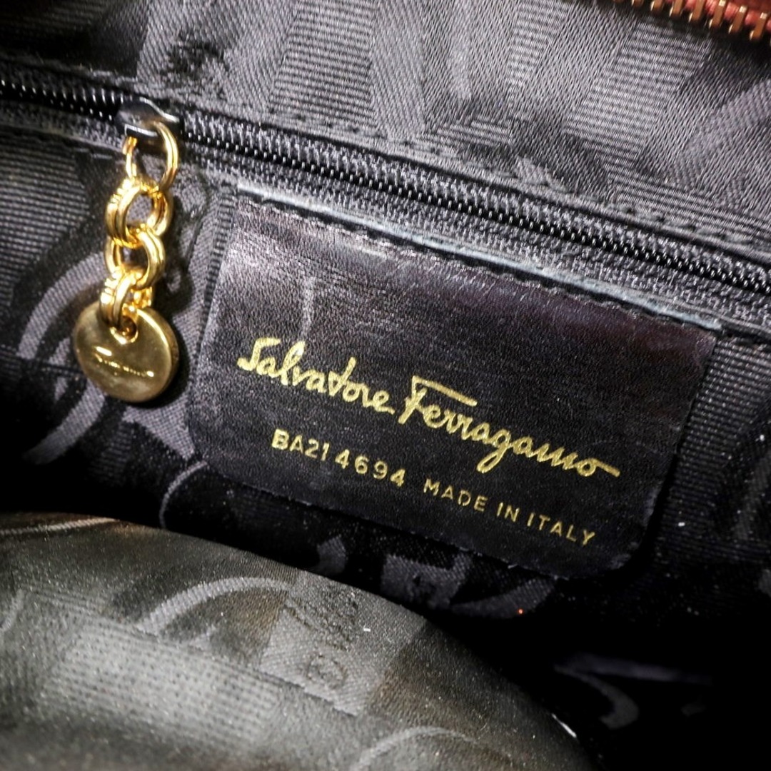 Salvatore Ferragamo(サルヴァトーレフェラガモ)の【中古】サルヴァトーレフェラガモ Salvatore Ferragamo レザー ガンチーニ ショルダーバッグ ブラウン【W22xH17xD5.5】【レディース】 レディースのバッグ(ショルダーバッグ)の商品写真