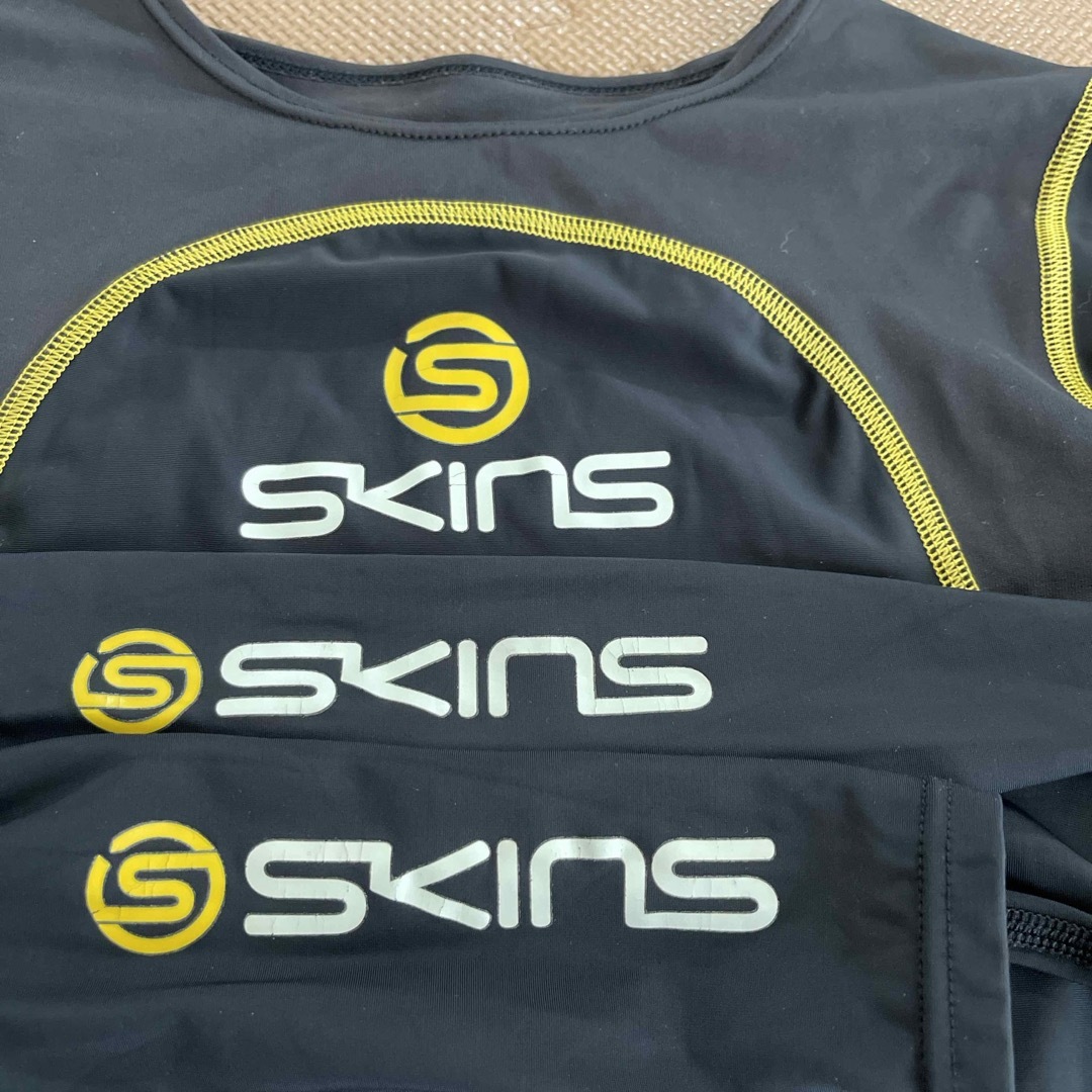SKINS(スキンズ)のskins メンズ ロングスリーブトップMサイズ スポーツ/アウトドアのスポーツ/アウトドア その他(その他)の商品写真