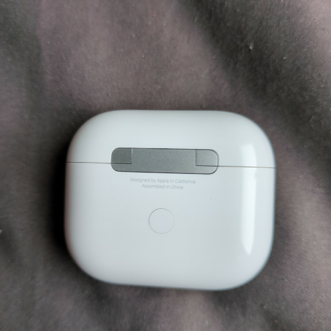 Apple(アップル)のairpods 第三世代 ケース 正規品 美品 スマホ/家電/カメラのオーディオ機器(ヘッドフォン/イヤフォン)の商品写真