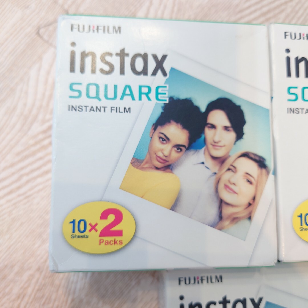 富士フイルム(フジフイルム)のFUJIFILM instax square チェキ フィルム 50枚 わけあり スマホ/家電/カメラのカメラ(その他)の商品写真