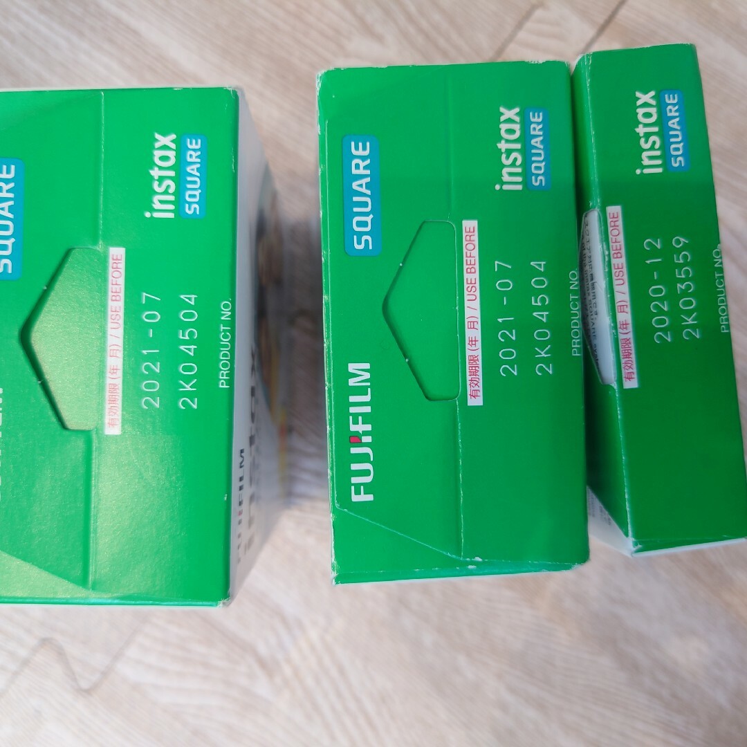 富士フイルム(フジフイルム)のFUJIFILM instax square チェキ フィルム 50枚 わけあり スマホ/家電/カメラのカメラ(その他)の商品写真