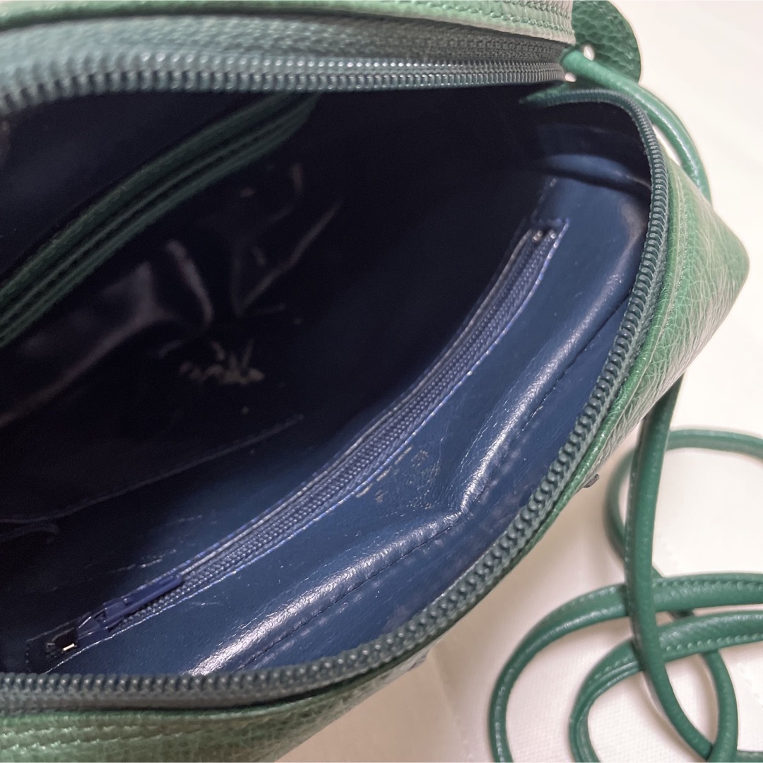 グリーン　ショルダーバッグ　本革 レディースのバッグ(ショルダーバッグ)の商品写真