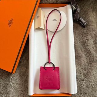 エルメス(Hermes)の【新品】HERMES サックオランジュ ローズメキシコ(チャーム)