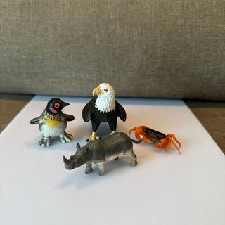 ハクトウワシ、ペンギン、クロサイ、サワガニ(フィギュア)