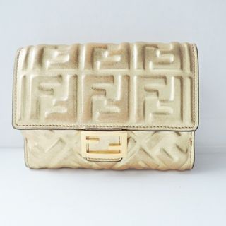 フェンディ(FENDI)のFENDI(フェンディ) 3つ折り財布 ミディアムウォレット 8M0419 ゴールド 型押し加工/FFモチーフ レザー(財布)