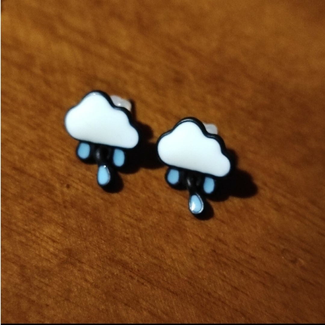 雲と雨のピアス　樹脂キャッチ レディースのアクセサリー(ピアス)の商品写真