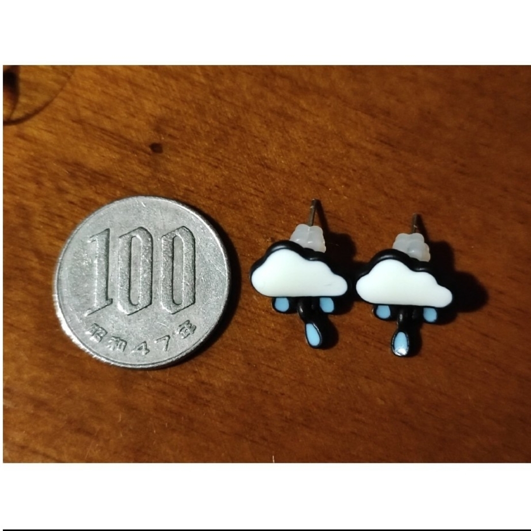 雲と雨のピアス　樹脂キャッチ レディースのアクセサリー(ピアス)の商品写真